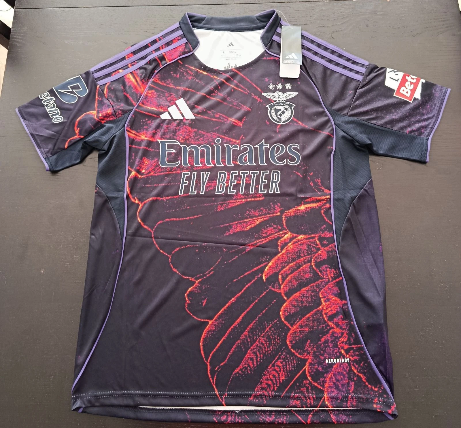 Camisola do Benfica, edição especial Vhils, tamanhos S, M e XL.